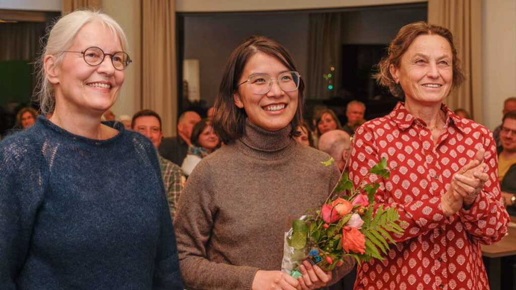 Anke Much, Vorständlerin und Sprecherin des Grünen Kreisverbands Calw, Thuy Nga Trinh, frisch gewählte Kandidatin für die Bundestagswahl 2025, und Esther Kiessling, Vorständlerin und Sprecherin des Grünen Kreisverbands Freudenstadt, freuen sich auf die kommenden Wahlkampfmonate - Fotograf: Wolfgang Much