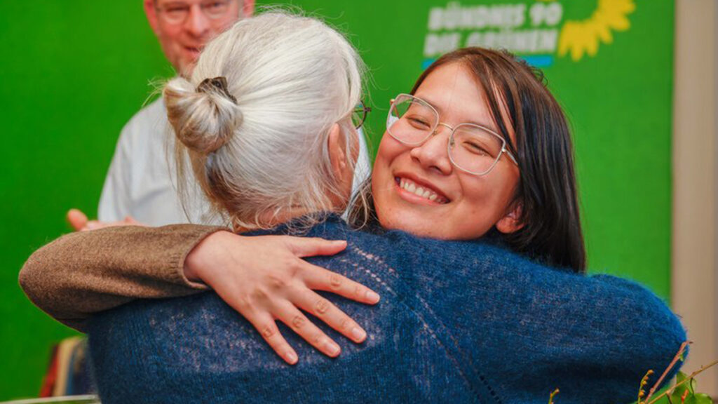 Anke Much freut sich herzlich mit Thuy Nga Trinh, der frisch gewählten Kandidatin für die Bundestagswahl 2025 - Fotograf: Wolfgang Much